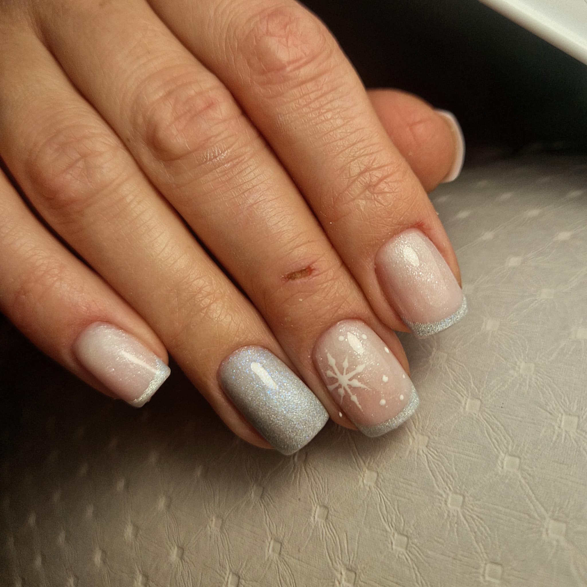 Manicure w neutralnych barwach